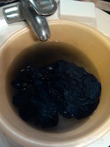 黑色衣服第一次怎么洗 黑色衣服怎么洗不掉色