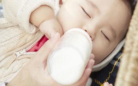 新生儿吃奶睡着 防止新生儿吃奶睡着方法