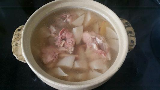 韩国黄萝卜做法及步骤 萝卜骨汤要如何做_萝卜骨汤的做法步骤