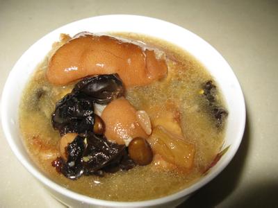 黑豆猪蹄汤的做法 黑豆玉米炖猪蹄要如何做_黑豆玉米炖猪蹄的做法