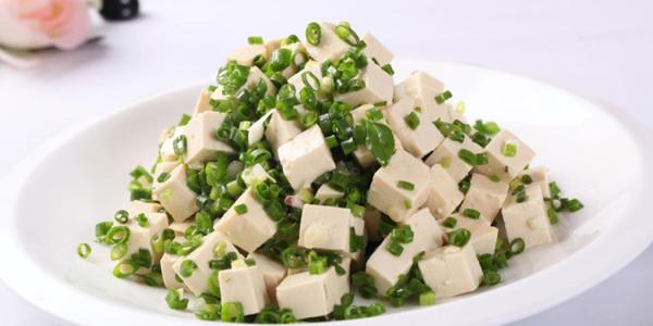 小葱拌豆腐的简单做法 小葱拌豆腐家常做法