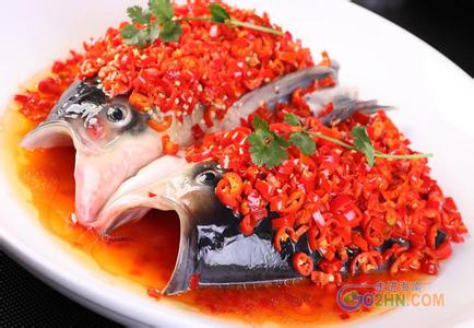 剁椒鱼头的做法 剁椒蒸鱼头怎么做好吃 剁椒蒸鱼头的做法