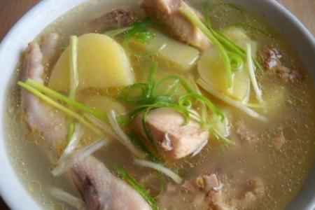 土豆清炖鸡汤的做法 土豆炖鸡汤的做法