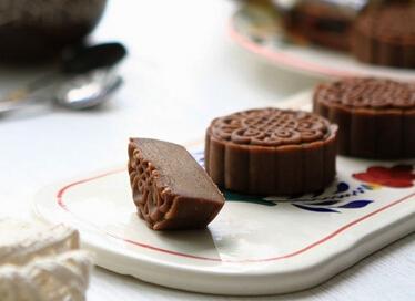 巧克力的制作过程步骤 巧克力月饼怎么制作才好吃 巧克力月饼的制作方法步骤
