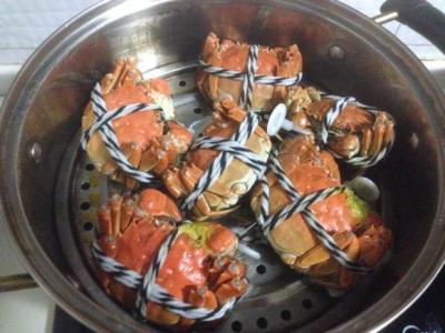 煮螃蟹用凉水还是热水 蒸螃蟹用凉水还是热水 蒸螃蟹的做法步骤 螃蟹热水蒸还是冷水蒸