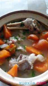 家常炖大骨头汤的做法 怎么做好吃的胡萝卜骨头汤_胡萝卜骨头汤的家常做法
