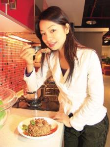 美女厨神:核桃红米饭