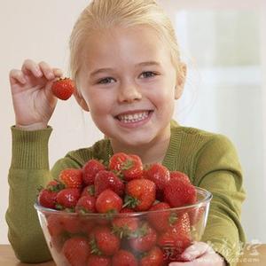 宝宝吃草莓过敏 宝宝多大可以吃草莓 草莓吃了过敏怎么办