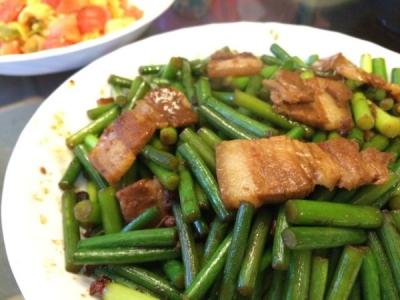蒜苔回锅肉的家常做法 蒜苔炒回锅肉的做法