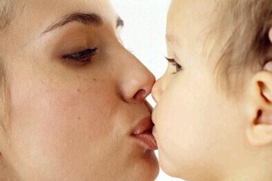 大人亲吻宝宝的危害 亲吻孩子都有哪些危害