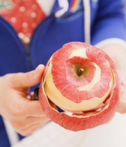 苹果皮的妙用 苹果皮妙用多 可预防嘴唇开裂