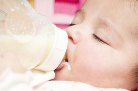 如何解决宝宝睡觉吃奶习惯