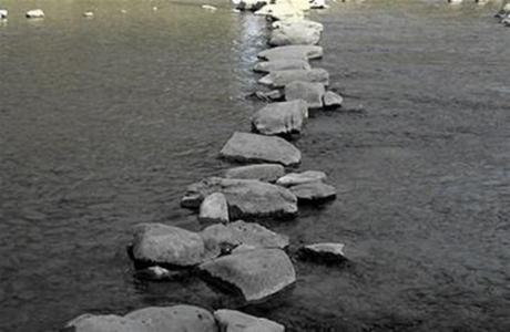 人生就是摸着石头过河 人生的路，谁都是摸着石头过河