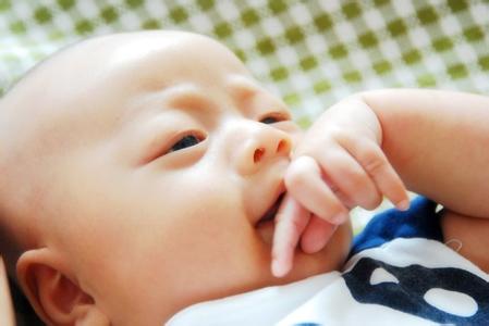两个月宝宝母乳吃多少 两个月的宝宝吃多少