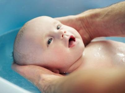 给新生儿洗澡的好处 新生儿洗澡注意哪些