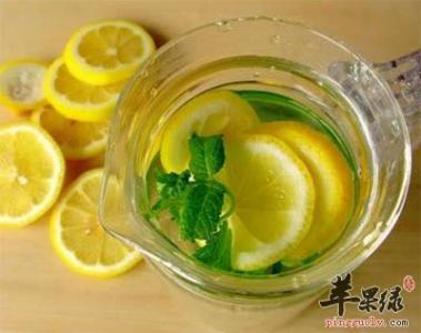 柠檬片泡水的功效 鲜柠檬片泡水功效与作用