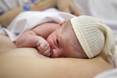 新生儿乳糜胸治疗方法 给新生儿喂乳的细节与方法