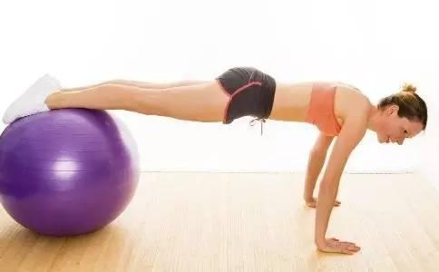 瑜伽球健身动作 瑜伽球的健身动作
