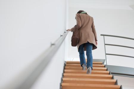孕妇深蹲有助于顺产吗 孕妇爬楼梯有助于顺产吗