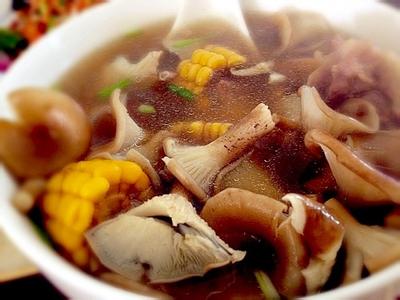 香菇玉米排骨汤的做法 玉米菌菇排骨汤怎么做_玉米菌菇排骨汤的做法