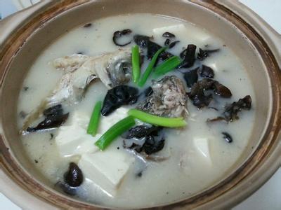 鱼头豆腐汤的家常做法 鲢鱼头豆腐汤要怎么做_鱼头豆腐汤的家常做法
