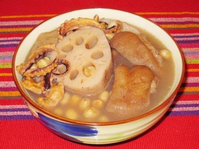 猪脚炖莲藕怎么做好吃 猪手莲藕汤的好吃做法_怎么做好吃猪脚莲藕汤