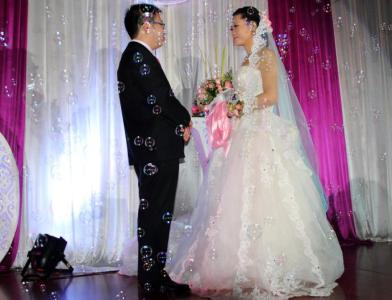 祝福新郎新娘的话 关于新郎和新娘在结婚典礼上的祝福贺词