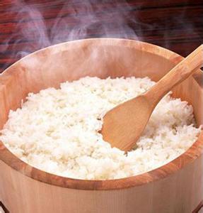 电饭锅蒸米饭水米比例 电饭锅蒸米饭有什么技巧 电饭锅蒸米饭做法和比例技巧