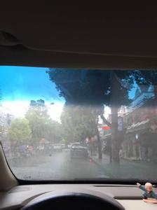 雨天车内雾气怎么办 下雨天开车车玻璃的雾气怎么消除