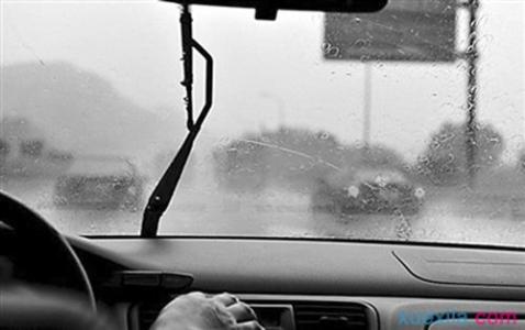 下雨天前挡风玻璃起雾 下雨天开车车内玻璃有雾怎么办
