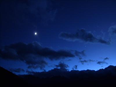 惶恐不安的意思 夜幕降临，越来越感觉惶恐与不安