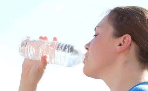 身体缺水怎么补水 身体缺水的信号提醒你给身体补水