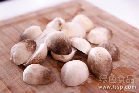 草菇的功效与作用 草菇的做法有哪些 草菇的功效与作用