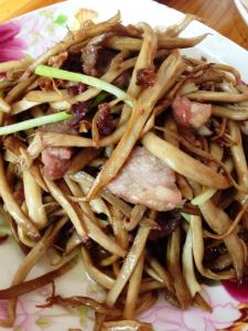 干茶树菇炒肉的做法 茶树菇炒肉的做法图解