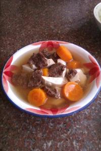 胡萝卜牛肉汤的做法 胡萝卜牛肉汤的好吃做法_怎么做好吃的胡萝卜牛肉汤
