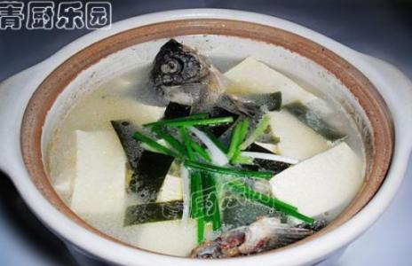 白豆腐炖鲫鱼汤的做法 豆腐鲫鱼汤的家常做法