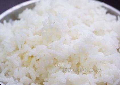 煮米饭放什么会更香 如何煮出更香更诱人的米饭