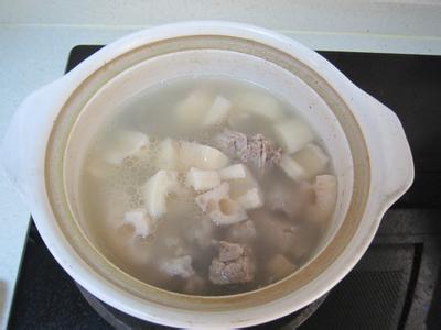 萝卜排骨汤的家常做法 莲藕萝卜排骨汤要怎么做_萝卜莲藕排骨汤的家常做法