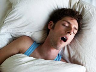 睡觉时突然抽搐一下 睡觉抽搐是因为在长个？