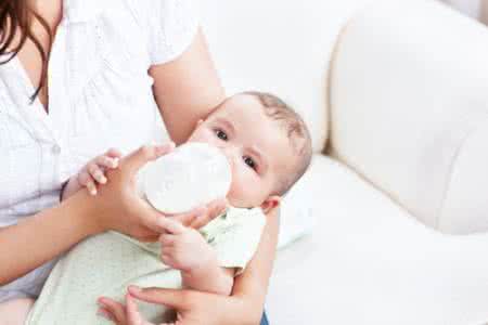 宝宝喝奶粉上火症状 新生宝宝吃奶粉上火怎么办 宝宝吃奶粉上火症状