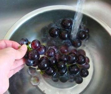 洗葡萄可以用盐水泡吗 洗葡萄的正确方法