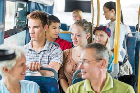 老年人免费乘坐公交车 老人乘坐公交车尽量往前坐