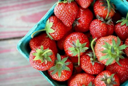 血糖高可以吃草莓吗 糖尿病血糖高能不能吃草莓 草莓的保健功效