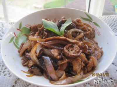 洋葱香菇炒肉丝 洋葱香菇炒肉丝怎么做好吃 洋葱香菇炒肉丝的做法