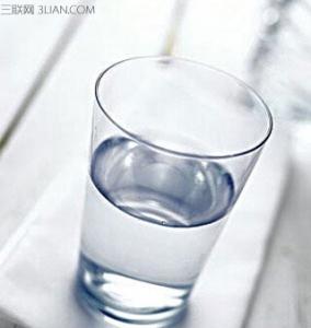 喝淡盐水的好处 喝淡盐水的好处及禁忌