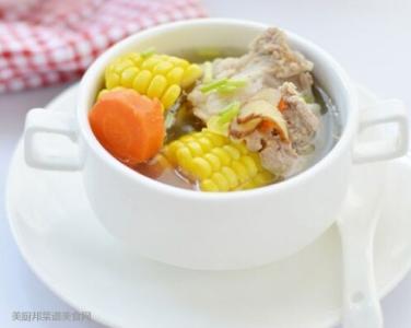 家常炖大骨头汤的做法 玉米大骨汤的家常做法_怎么做玉米骨头汤才好吃