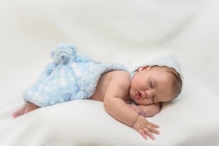 新生儿睡觉抽搐正常吗 新生儿睡觉时抽搐怎么办