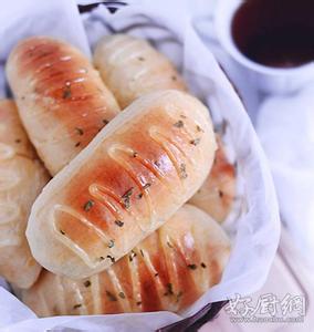 脆皮面包做法 脆皮肠沙拉面包的做法