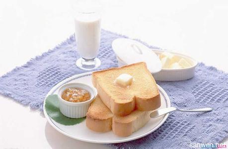 早上牛奶和什么一起吃 先吃面包还是先喝牛奶