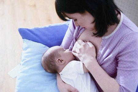 婴儿呛奶急救 新生婴儿呛奶的家庭急救法